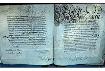 siedemnastowieczny dokument potwierdzający nadanie Żórawinie praw miejskich przez samego cesarza Rudolfa II Habsburga, z jego autografem.