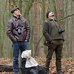 Prof. D.J. Gwiazdowicz (z lewej) oraz mgr inż. Paweł Wieland (z prawej) podczas prac terenowych w Wielkopolskim Parku Narodowym (fot. A. Traczyk)